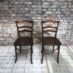 anciennes chaises bistrot