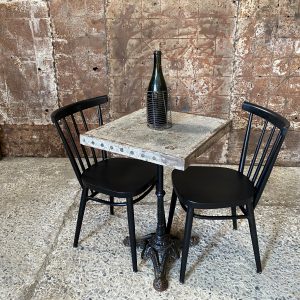 TABLE BISTROT PIED FONTE ET TABLETTE EN METAL