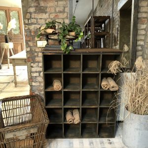 Ancien meuble d'atelier à casiers