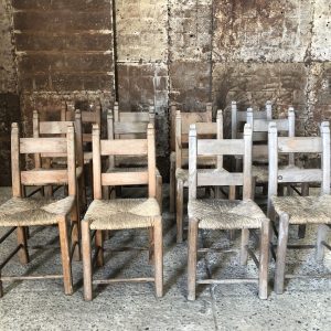 CHAISES EN BOIS ET PAILLE