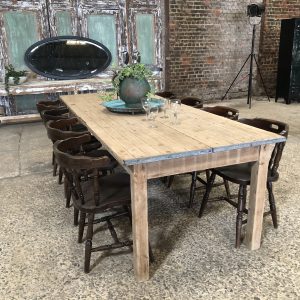 Grande table à manger en bois délavé