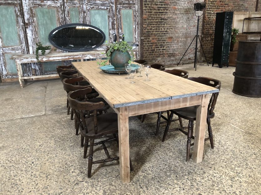 Grande table à manger en bois délavé