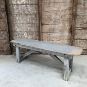 Petit banc d'atelier en bois patiné