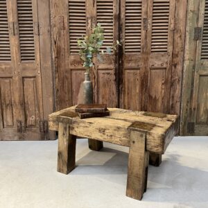 Petite table d'appoint de style primitif