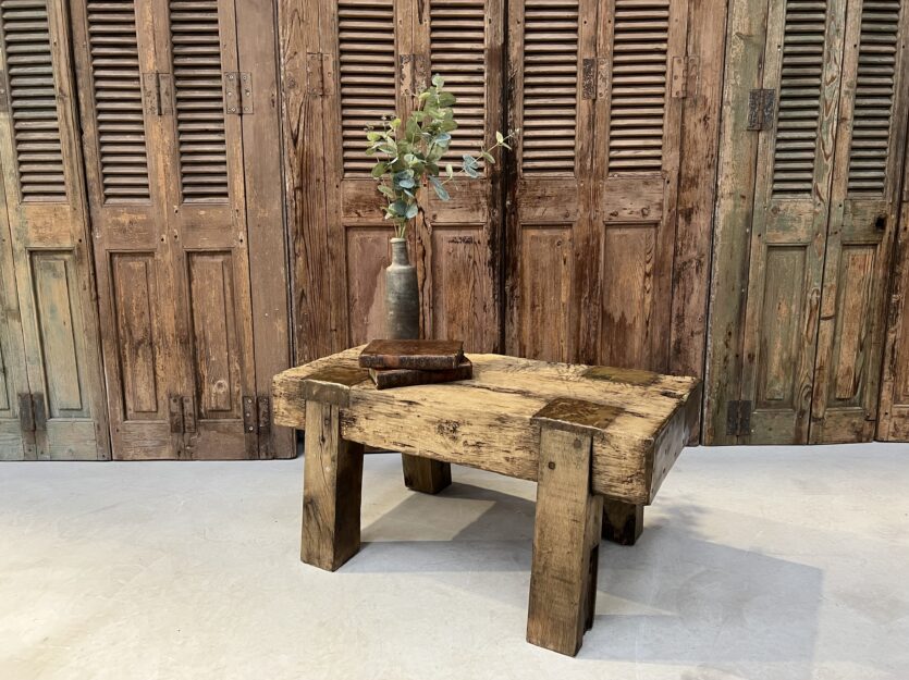 Petite table d’appoint style primitif