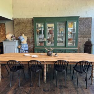 Grande table à manger en bois brut pieds tournés