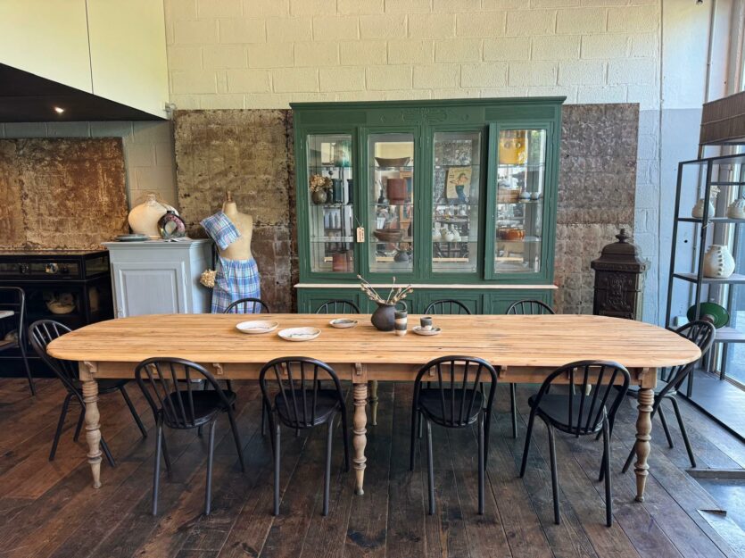 Grande table à manger en bois brut